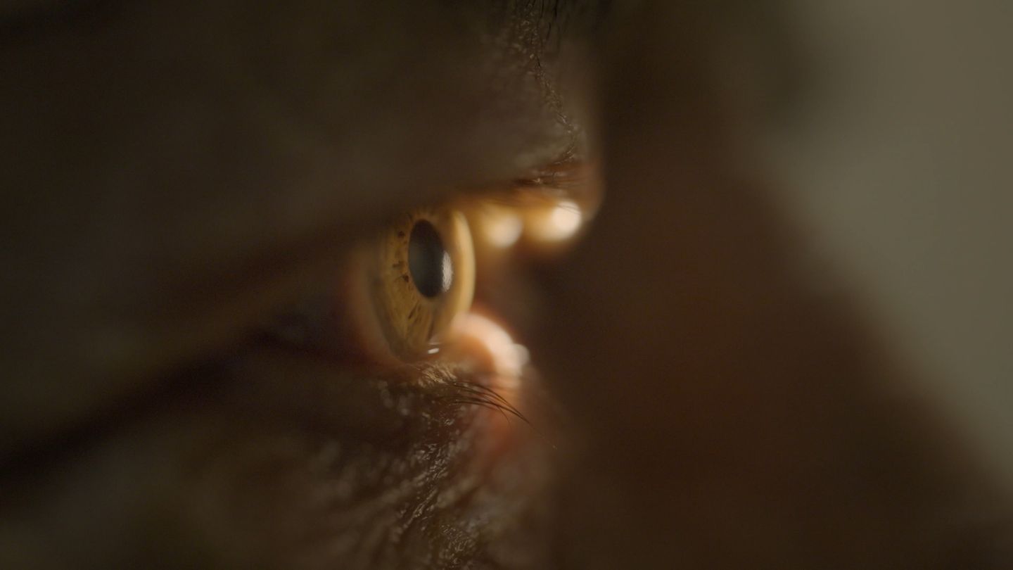 Primerísimo plano de un ojo con un reflejo de luz sobre el iris.