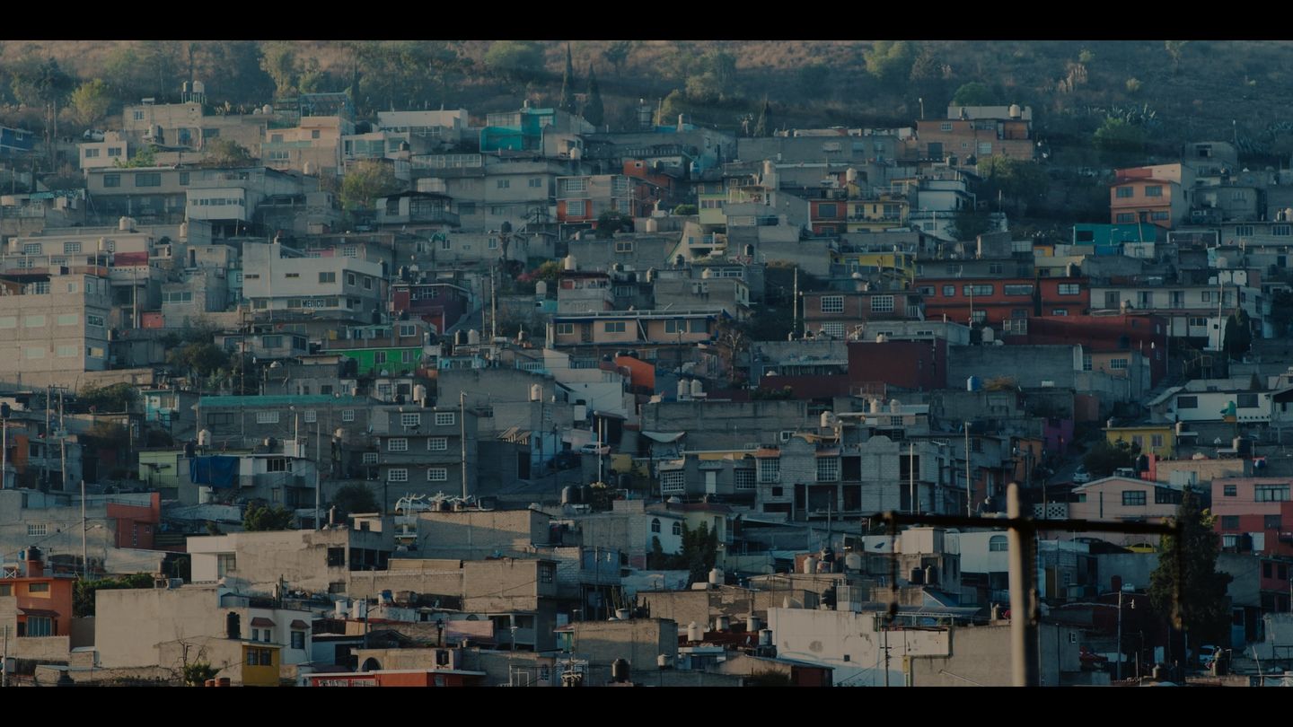 Panorámica de una ciudad extendida sobre el valle, vista desde lo alto.